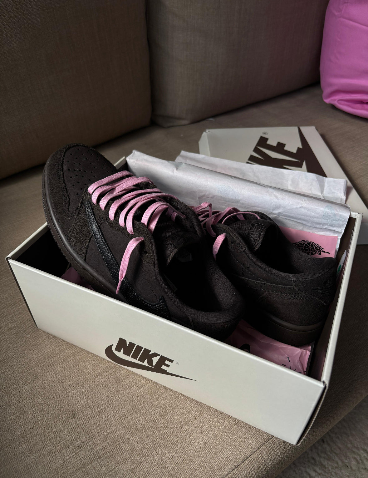 Hoe valt de Air Jordan 1 Low Travis Scott Brown Velvet?