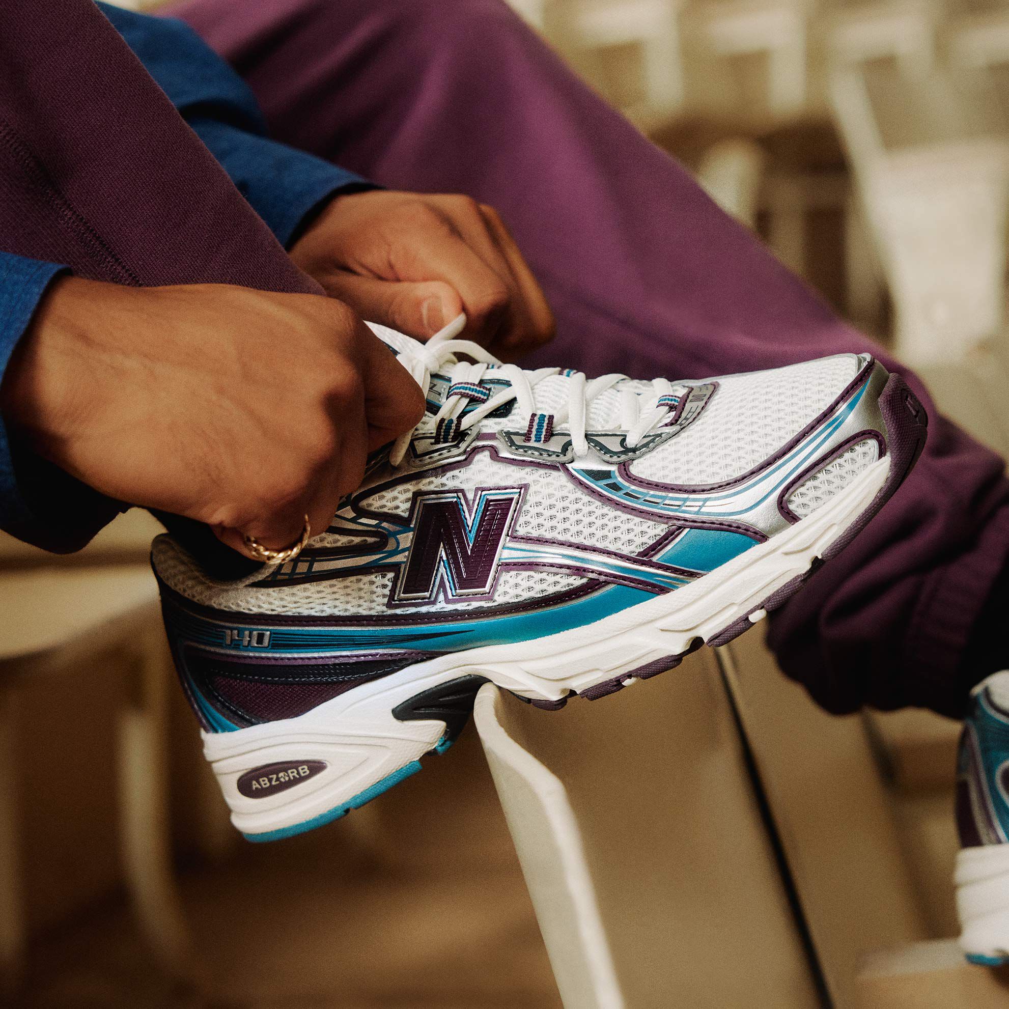 Waarom de New Balance 740v2 dé sneaker van 2025 is