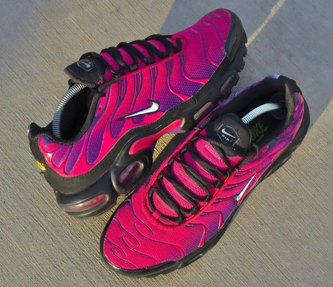 De Air Max Plus Rebellious Air Fireberry is eindelijk hier!