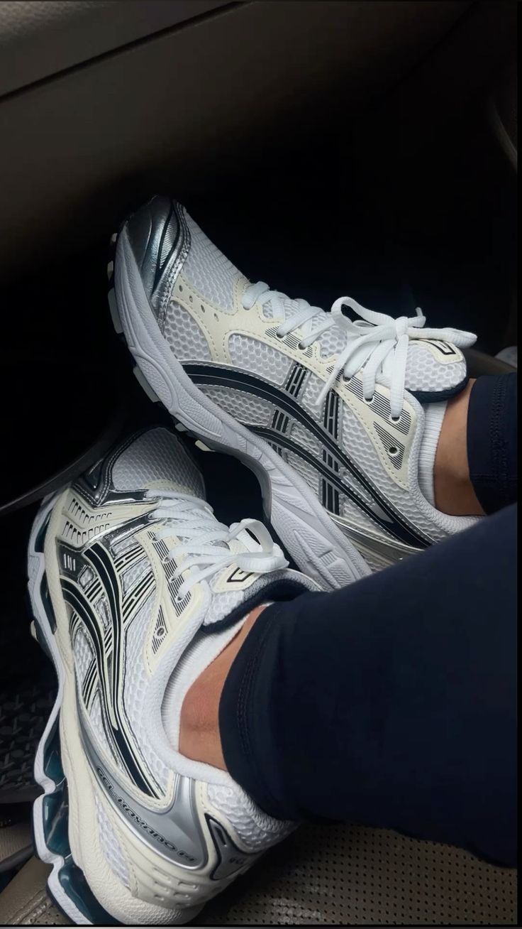 Waarom de ASICS GEL-Kayano 14 White Midnight dé favoriet van dit moment is