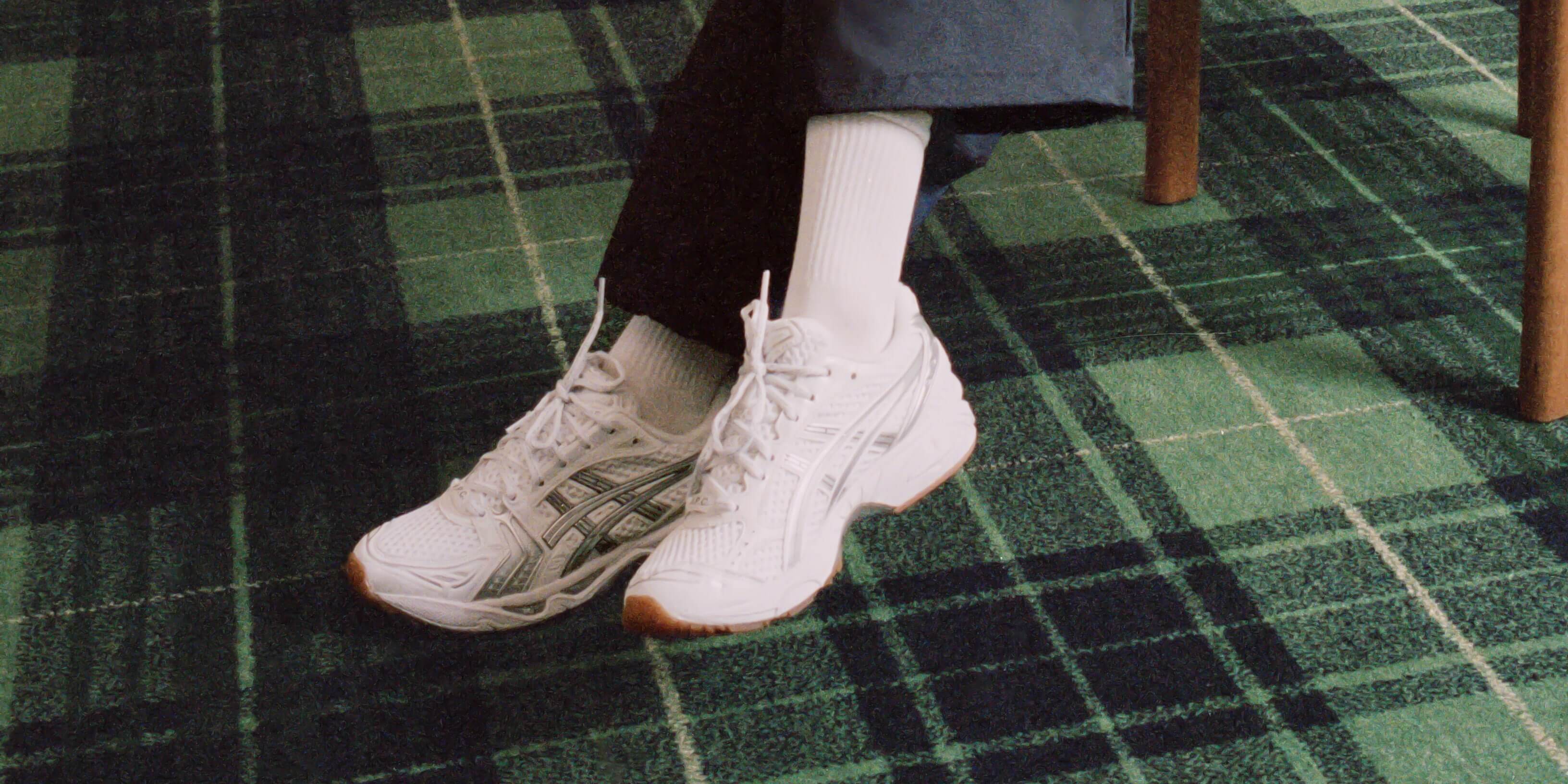 Deze nieuwe Asics x A.P.C Gel Kayano 14 kan jij echt niet missen!