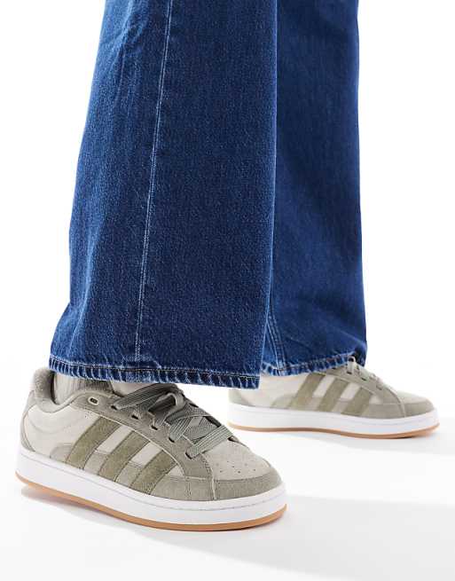 adidas Campus 00s Beta ‘Putty Grey’ – detail hielbadge IH8605 en tonglabel met Trefoil-logo in Silver Pebble tint