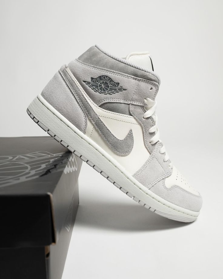 Air Jordan 1 Mid SE Neutral Grey