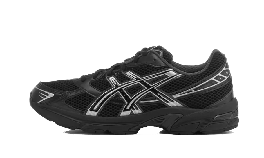 ASICS GEL-1130 Black Pure Silver 1201A256-020 zijaanzicht met zwart mesh bovenwerk, zilveren overlays en retro hardloopzool