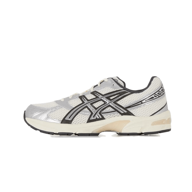 ASICS GEL-1130 Cream Pure Silver 1201A256-114 zijaanzicht met cream mesh, zilveren overlays en vintage-geïnspireerde loopzool
