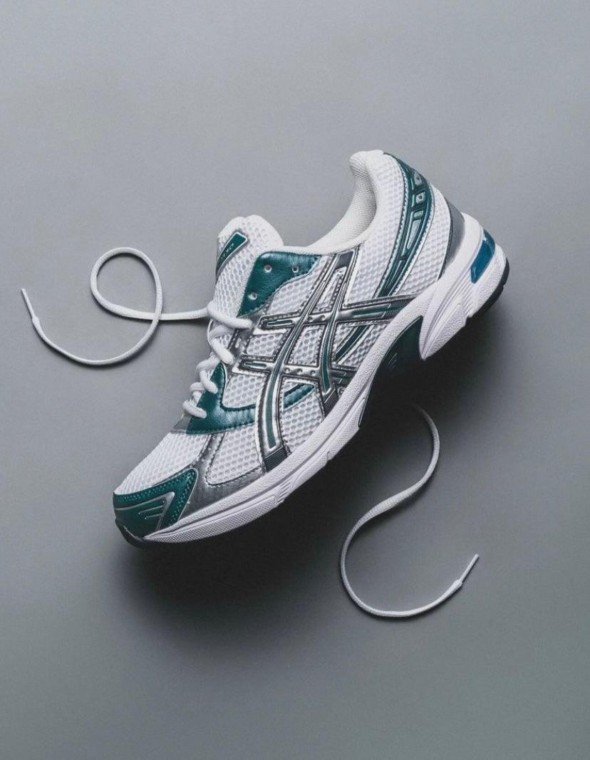 ASICS GEL-1130 Dark Neptune 1201A256-404 on-feet met zwarte cargobroek voor een robuuste en cleane streetwear stijl