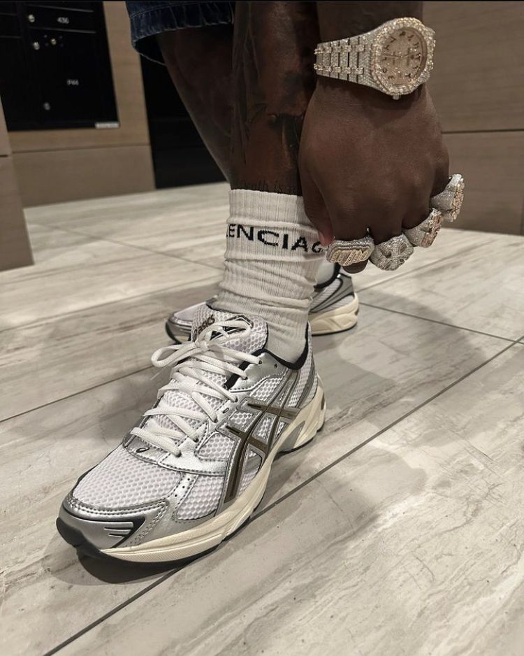 ASICS GEL-1130 White Black 1201A256-101 in hand met ademend mesh, contrasterende zwarte tiger stripes en GEL-constructie