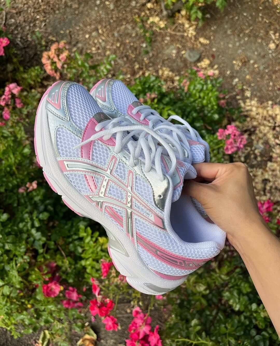 ASICS GEL-1130 White Pure Silver Pink 1202A507-100 in hand met roze ASICS-strepen, reflecterende accenten en ademend bovenwerk