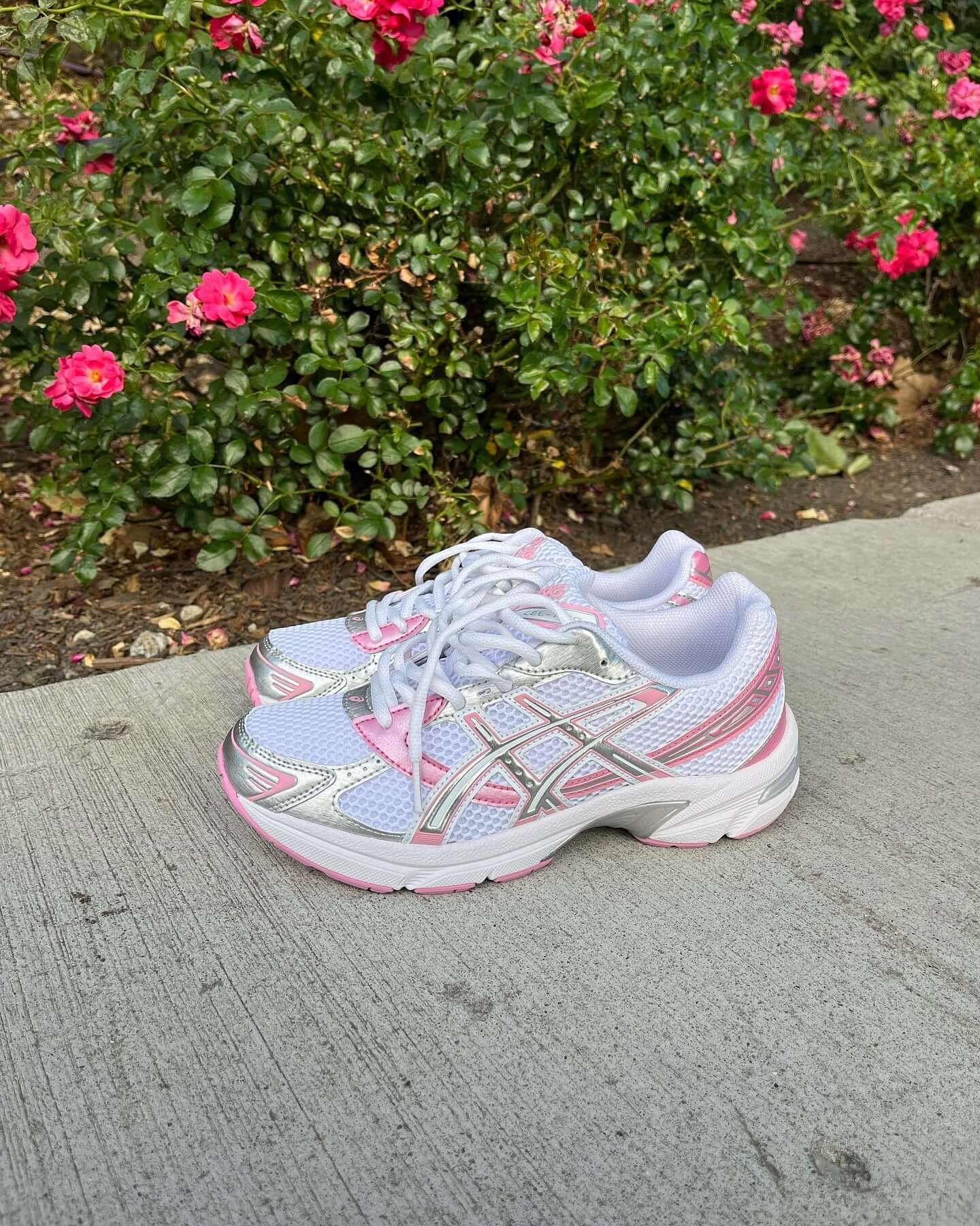 ASICS GEL-1130 White Pure Silver Pink 1202A507-100 on-feet gedragen met lichte zomerfit voor een frisse en vrouwelijke look