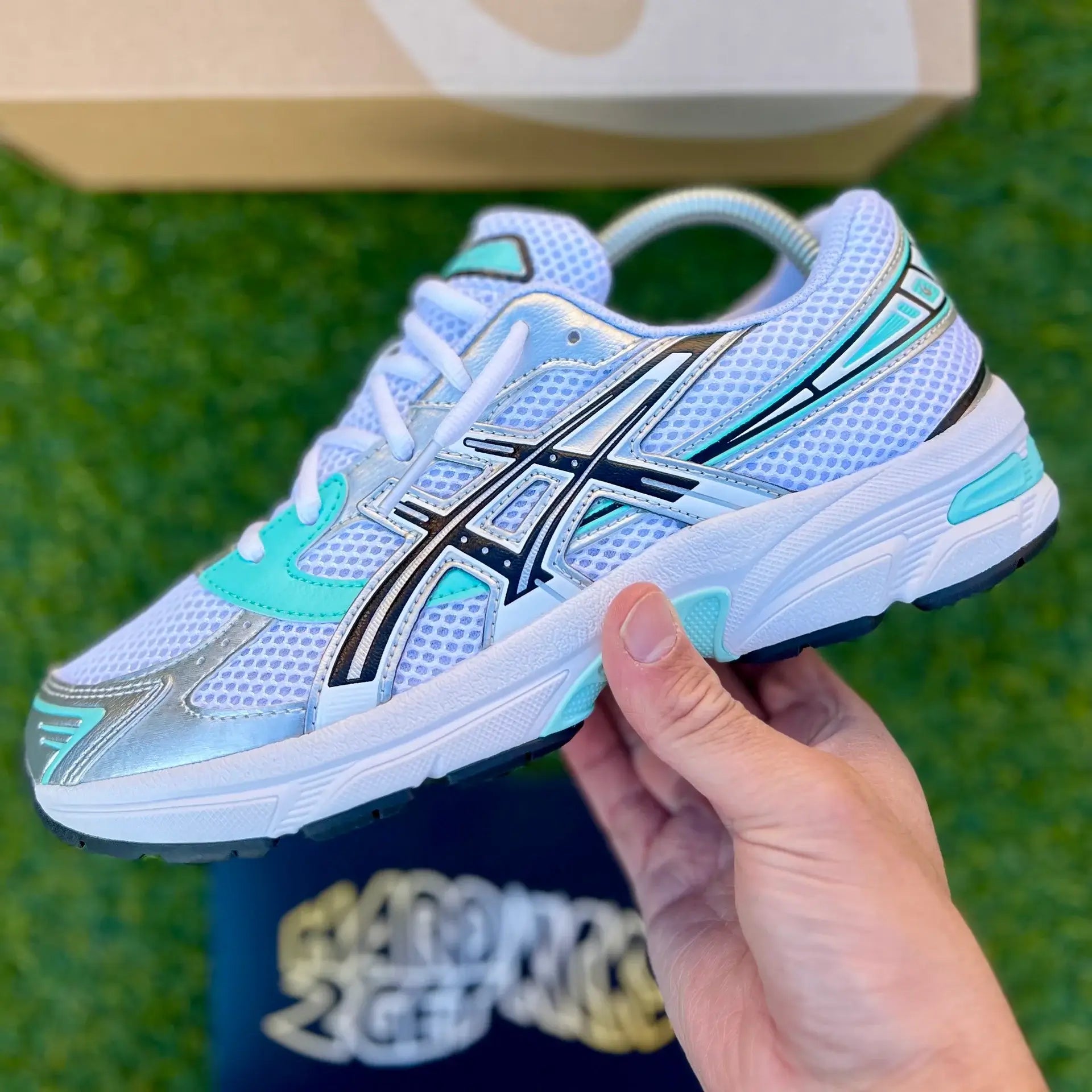 ASICS GEL-1130 White Pure Silver Rose Dust 1204A163-102 in hand met gebalanceerde white-pink look, reflecterende details en ademende structuur