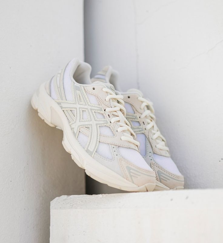 Close-up van de ASICS GEL-1130 White Pure Silver 1202A163-100 met GEL-demping, witte mesh textuur en pure silver accenten