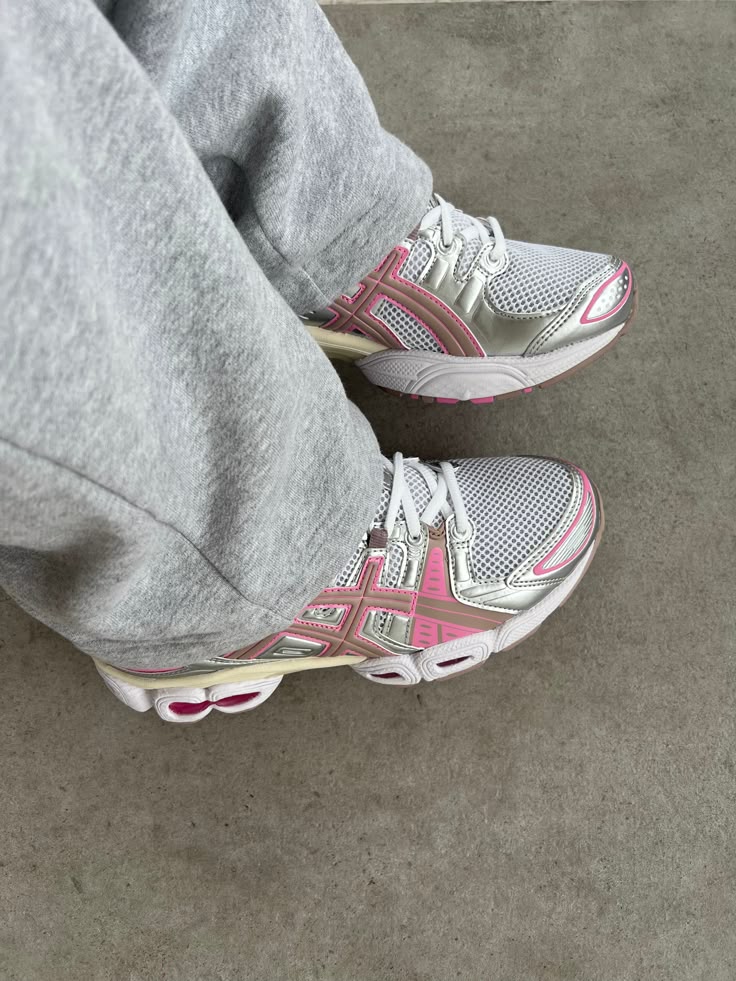 ASICS GEL-Nimbus 9 Candy Floss 1202A278-700 on-feet met roze streetwear fit, opvallende kleuren en sportieve uitstraling