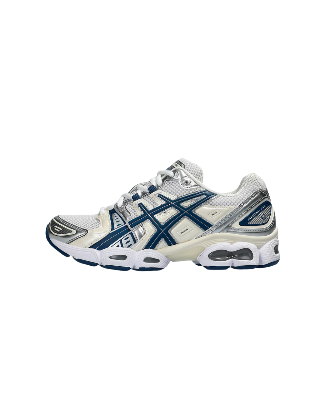 ASICS GEL-Nimbus 9 White Light Indigo 1202A278-108 zijaanzicht met wit mesh bovenwerk, lichtblauwe overlays en technische GEL-zool