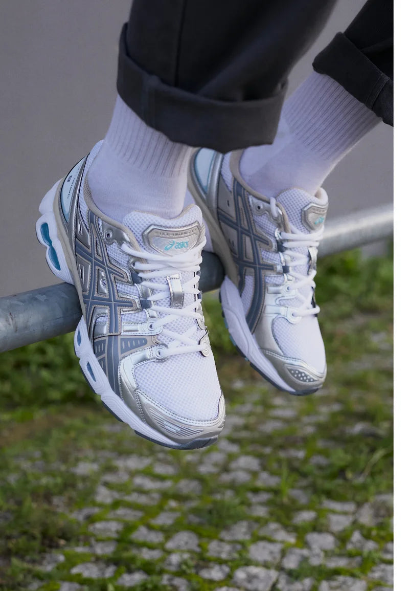 ASICS GEL-Nimbus 9 White Steel Grey 1201A424-102 on-feet met tapered joggers voor een cleane tech-runner stijl in wit en staalgrijs
