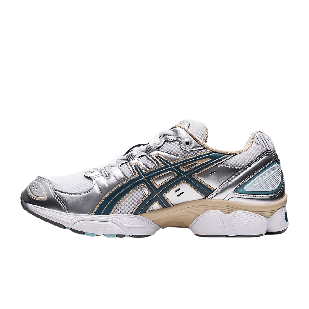 ASICS GEL-Nimbus 9 White Steel Grey 1201A424-102 zijaanzicht met ademend wit mesh, staalgrijze overlays en klassieke retro running zool