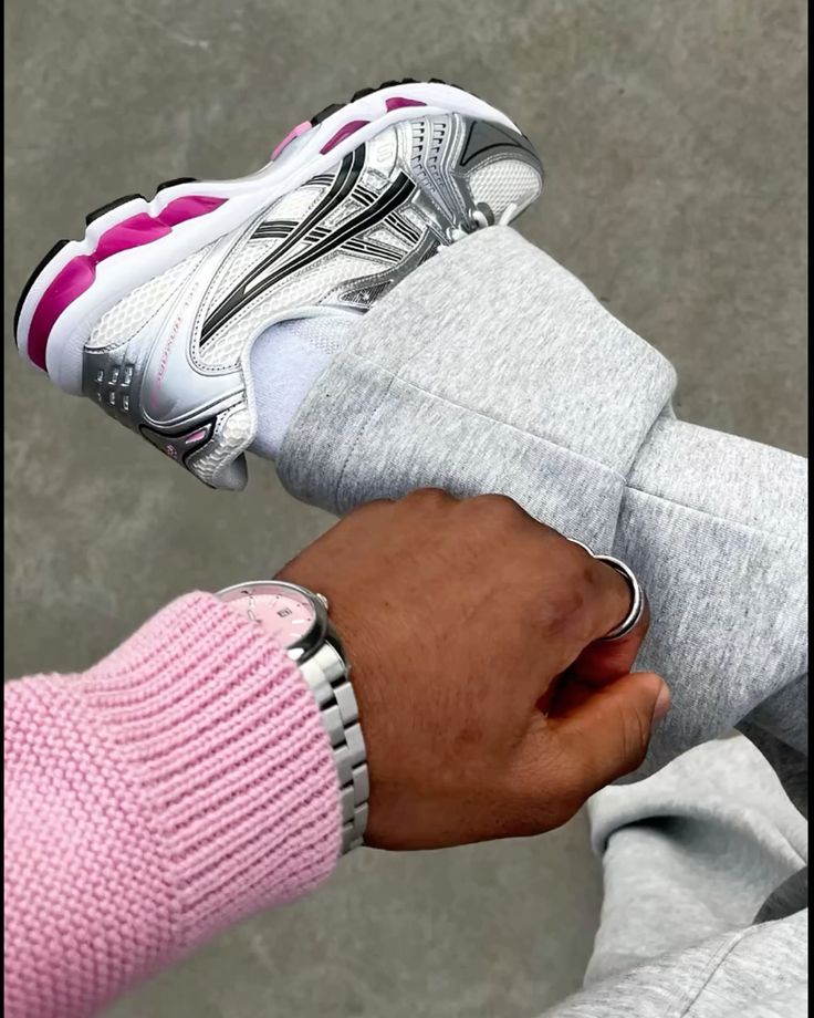 Sneaker on feet gestyled met een lichte outfit – ASICS GEL-Kayano 14 Cream Sweet Pink in vrouwelijke en sportieve look