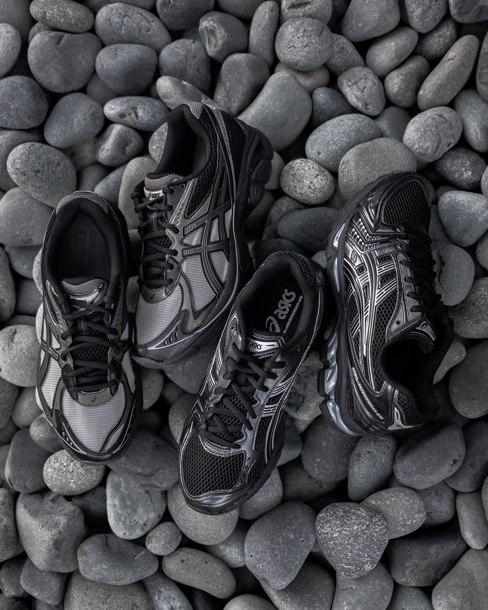 Close-up van de ASICS GT-2160 Above the Clouds Black Gunmetal met metallic gunmetal afwerking, GEL-demping en collab-details