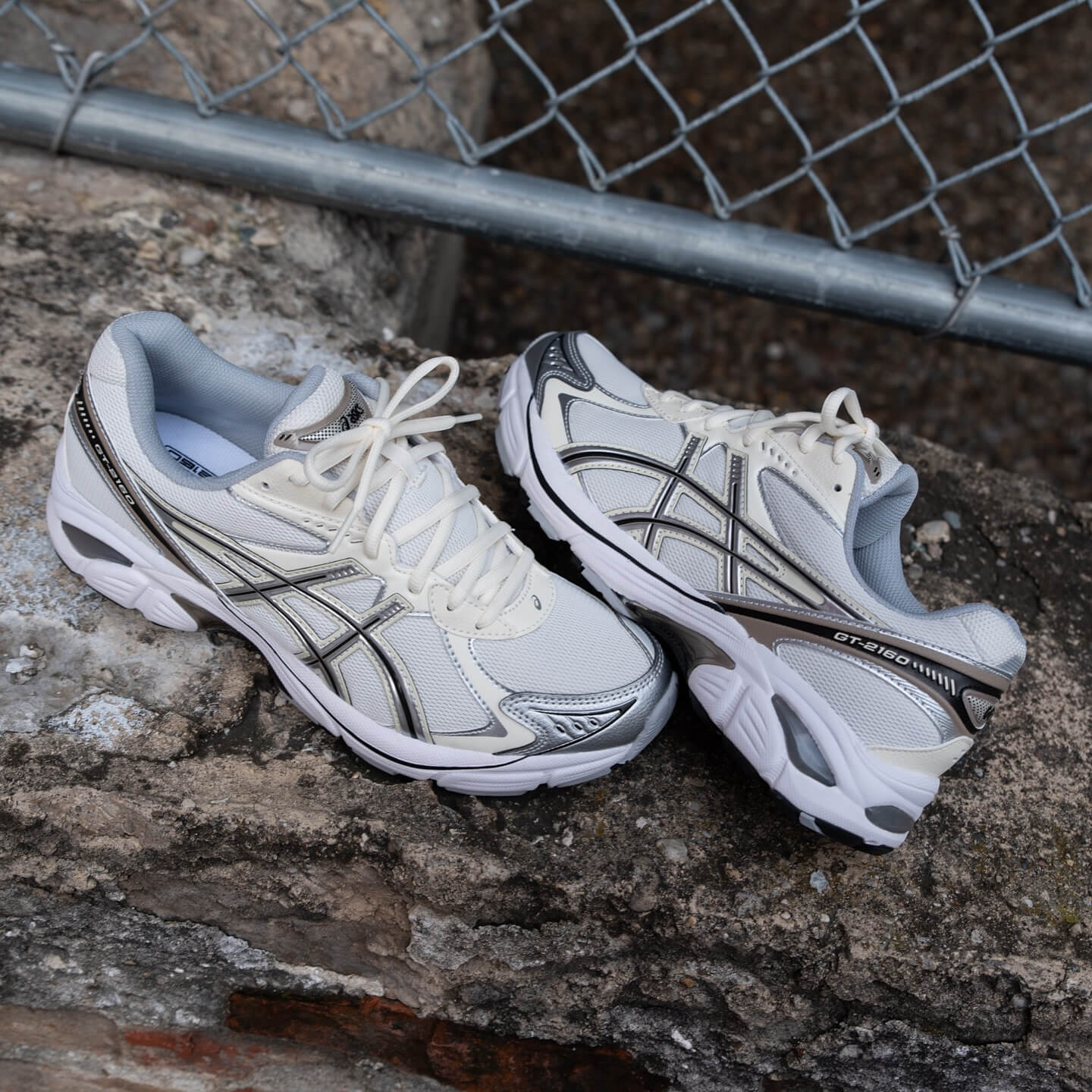 ASICS GT-2160 Cream Greige 1203A320-111 on-feet gecombineerd met beige cargobroek voor een ton-sur-ton look