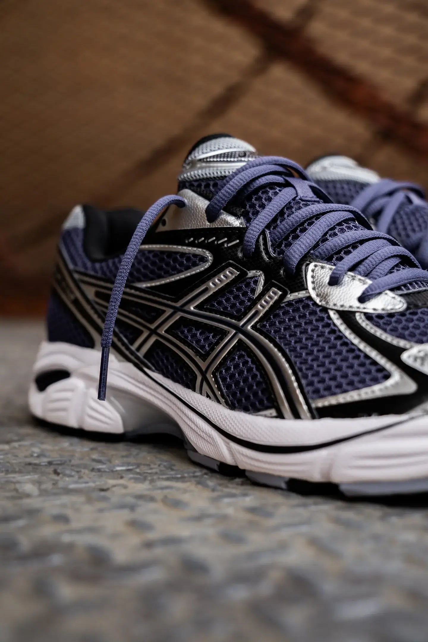 Close-up van de ASICS GT-2160 Indigo Fog Pure Silver 1203A275-500 met reflecterende accenten, gelaagde overlays en GT-2160 dempingstechnologie