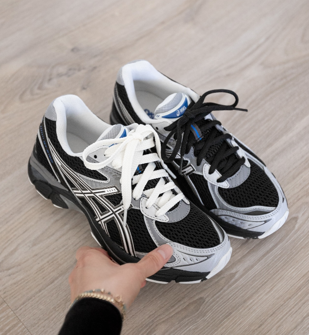 Close-up van de ASICS GT-2160 JJJJound Inverted Blue 1203A554-001 met layered mesh structuur, zilveren accenten en GT-2160 zooldemping