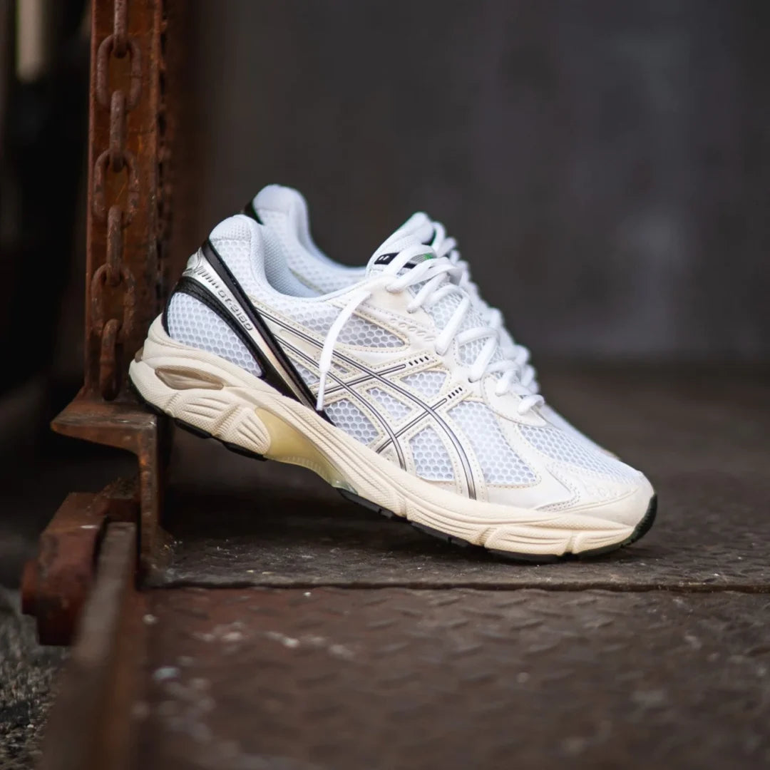 ASICS GT-2160 White Black 1203A320-100 on-feet gecombineerd met zwarte cargobroek voor een strakke sportieve look