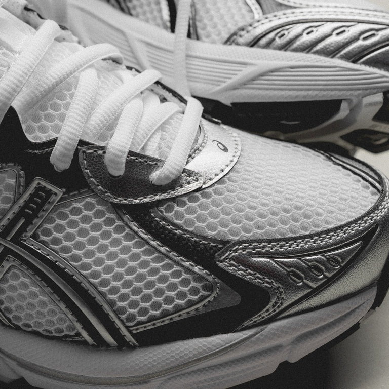 Close-up van de ASICS GT-2160 White Pure Silver 1203A796-100 met reflecterende accenten, GT-2160 demping en ademende meshstructuur