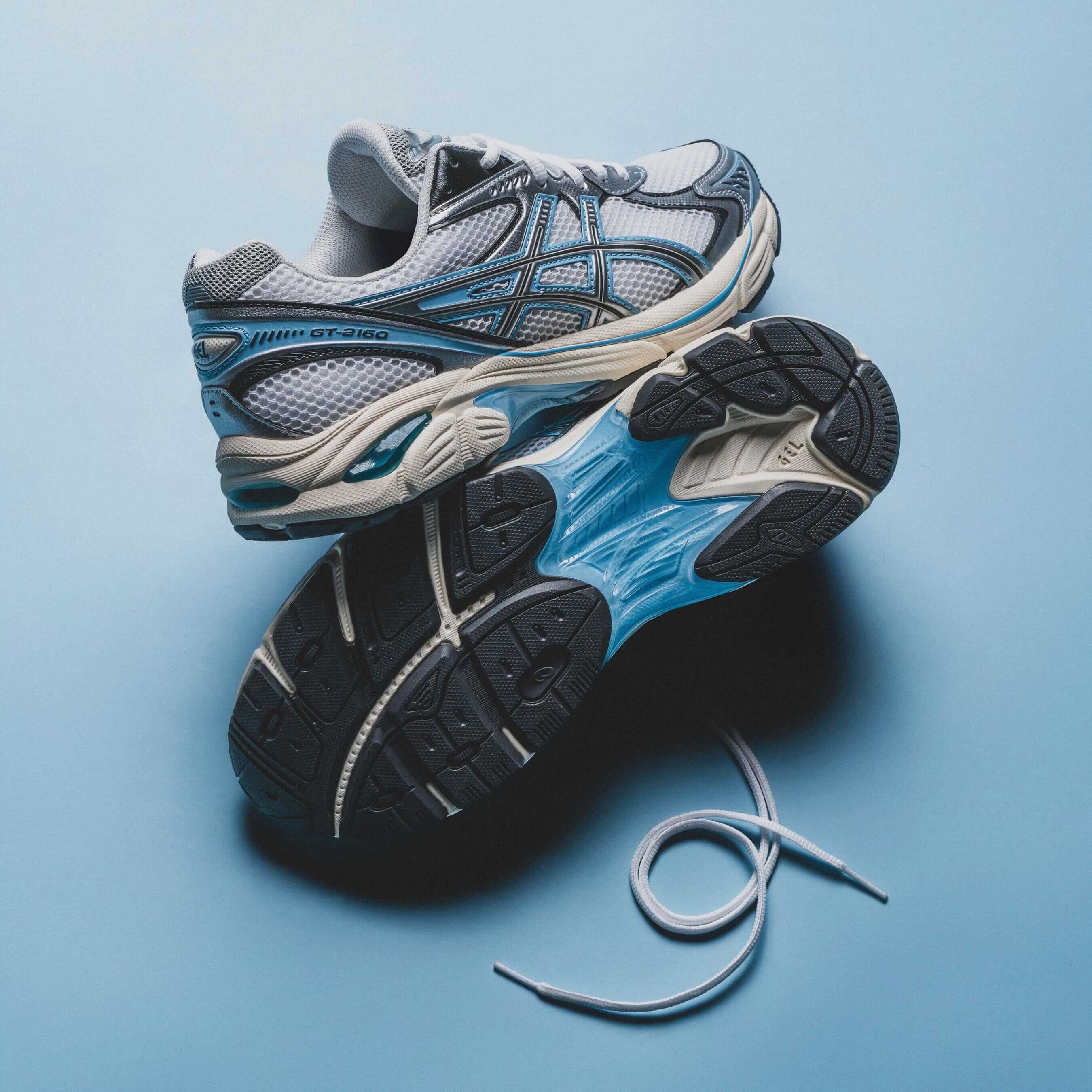 Close-up van de ASICS GT-2160 White Pure Silver 1203A655-100 met reflecterende accenten, GEL-demping en comfortabele binnenvoering
