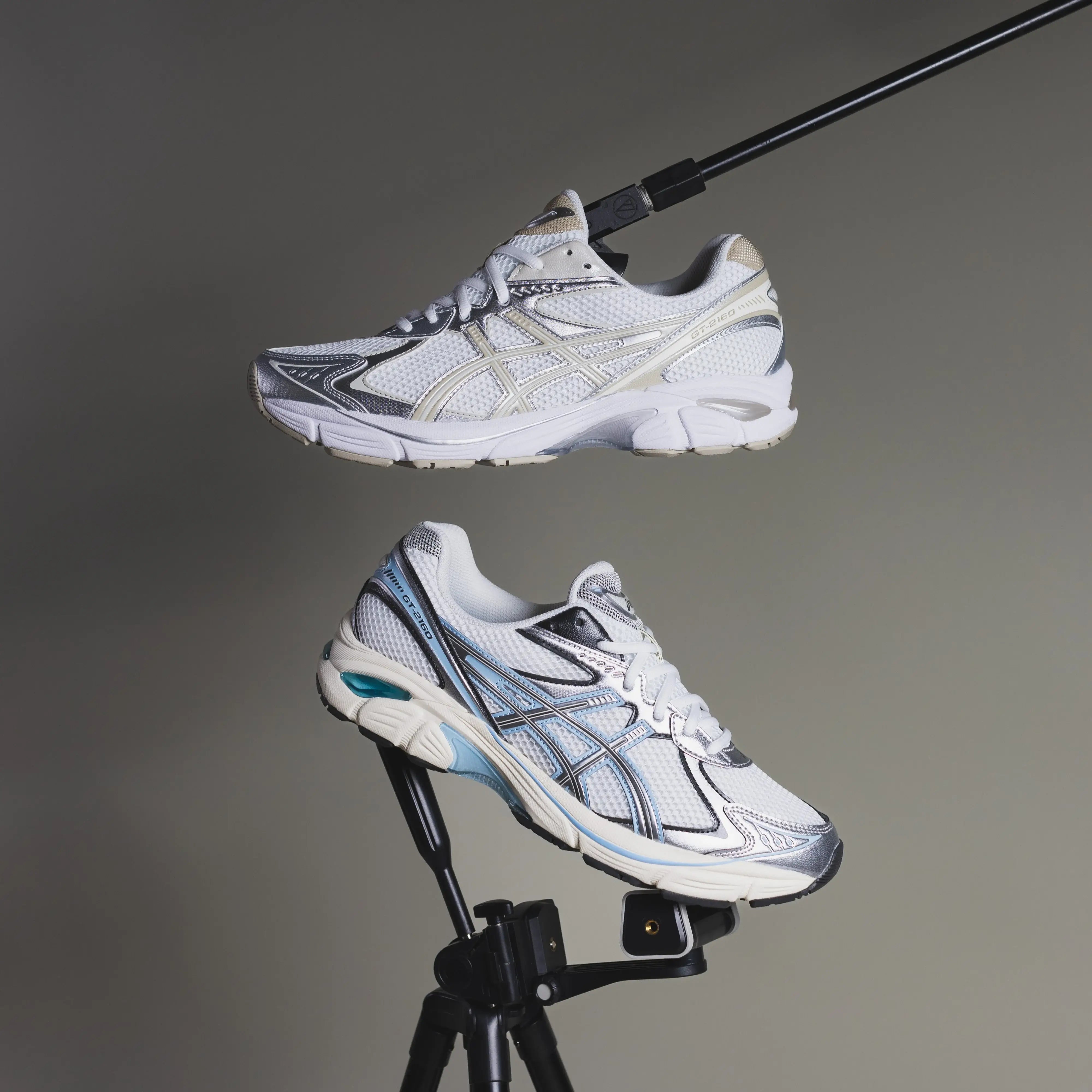 ASICS GT-2160 White Pure Silver 1203A655-100 in hand met ademend wit mesh, zilverkleurige accenten en gelaagde panelconstructie