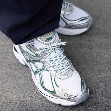 Close-up van de ASICS GT-2160 White Shamrock Green 1203A275-103 met GEL-demping, gelaagde constructie en premium afwerking