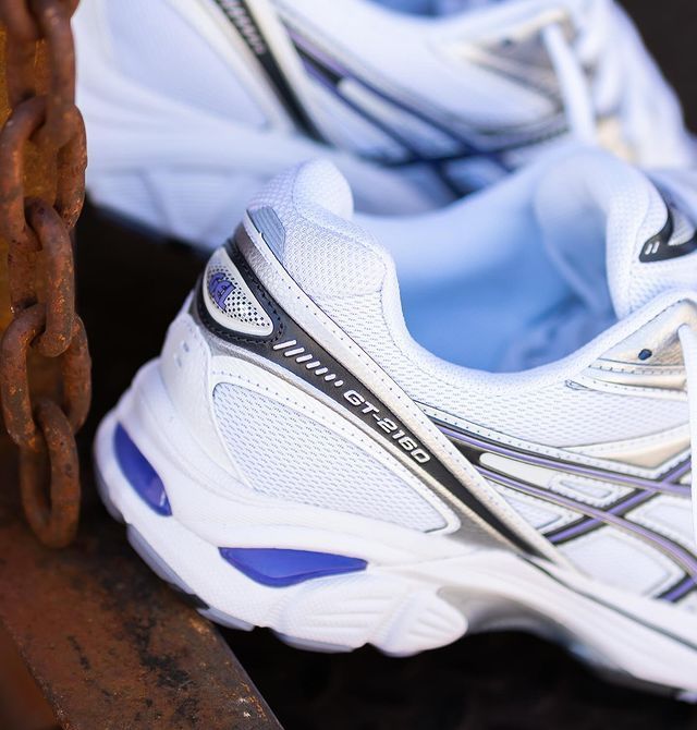 Close-up van de ASICS GT-2160 White Sheet Rock 1203A320-104 met ademend mesh, lichtgrijze synthetic overlays en GT-2160 dempingstechnologie