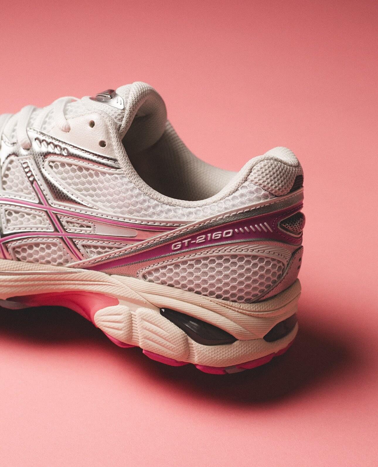 Close-up van de ASICS GT-2160 White Sweet Pink met reflecterende zilveren accenten, GEL-demping en roze branding