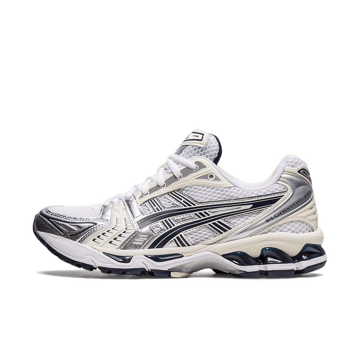 Zijkant van de ASICS Gel Kayano 14 White Midnight met mesh en navy details – clean design met zichtbare GEL-technologie, modelnummer 1202A056 109