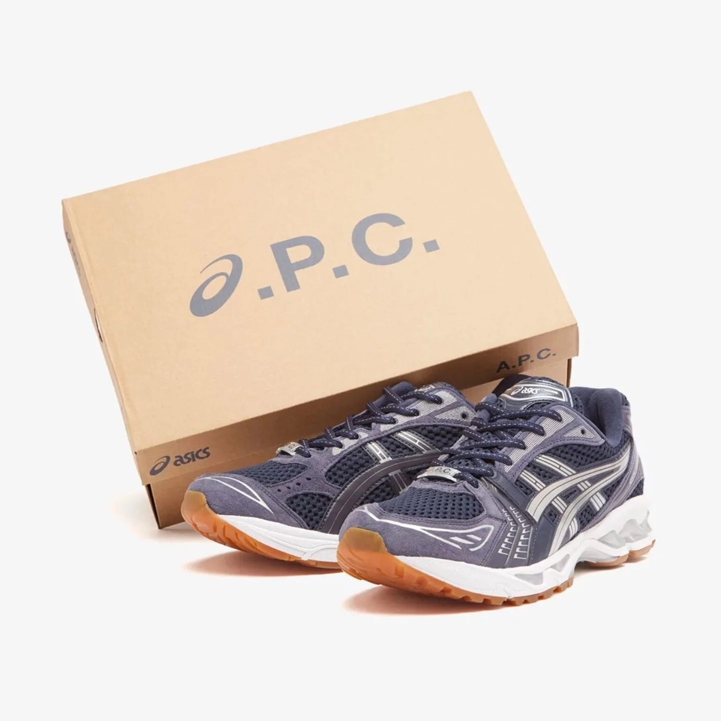 Bovenaanzicht van de Indigo Fog colorway met mesh bovenwerk, tonale veters en A.P.C. co-branding op de tong en insole