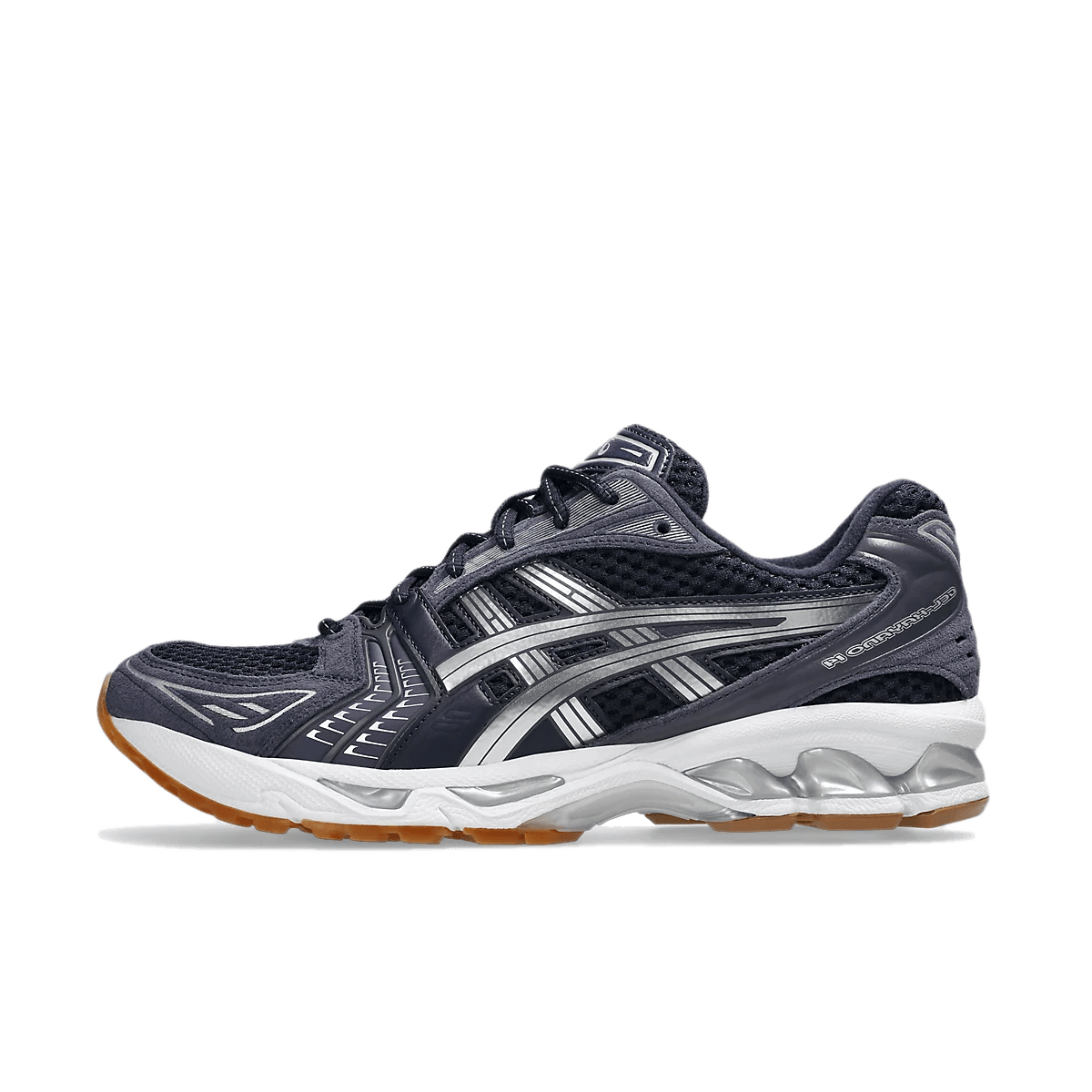 ASICS Gel-Kayano 14 A.P.C. Midnight Indigo Fog Zijaanzicht van de ASICS Gel-Kayano 14 in samenwerking met A.P.C. met diepe indigo tinten en zilveren overlays – luxueuze uitvoering van de retro runner