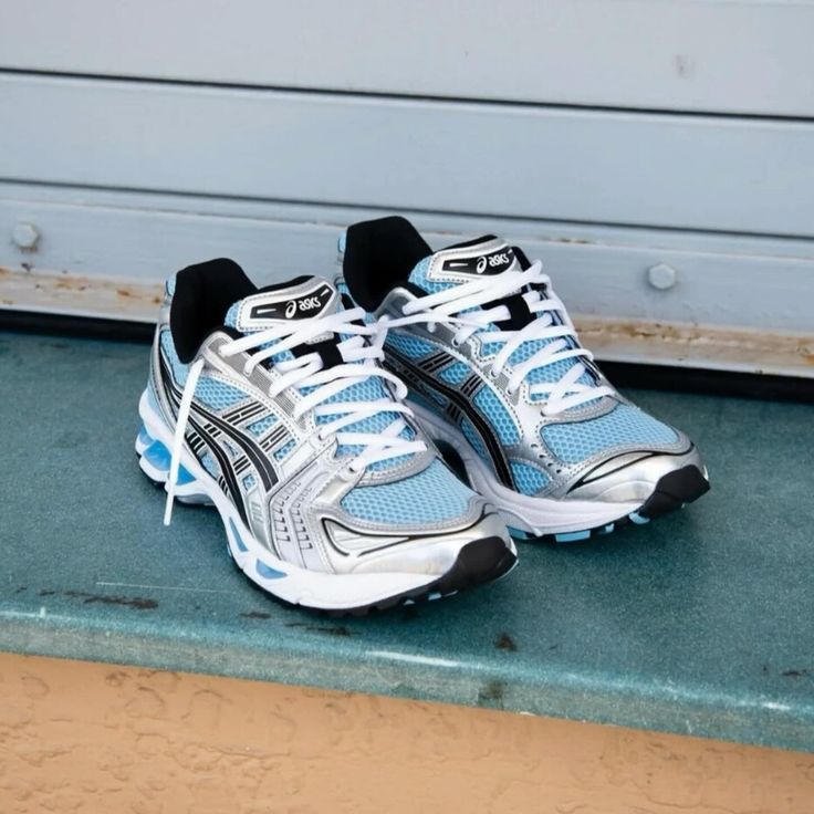Bovenaanzicht van de sneaker met ademend mesh, icy blauwe accenten en reflecterende lijnen in Pure Silver