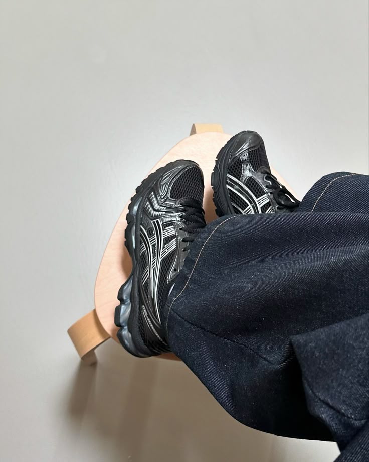 Sneaker gedragen in een volledig zwarte outfit – clean streetstyle met technische performance vibes