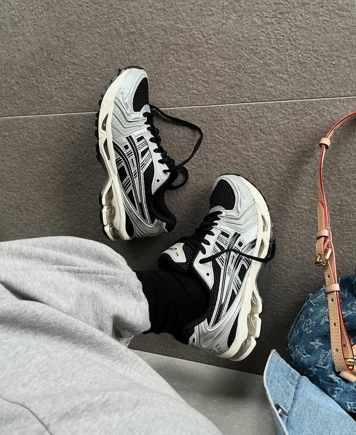 Sneaker gedragen met zwarte outfit – de Black Seal Grey colorway als veelzijdige keuze voor dagelijks gebruik