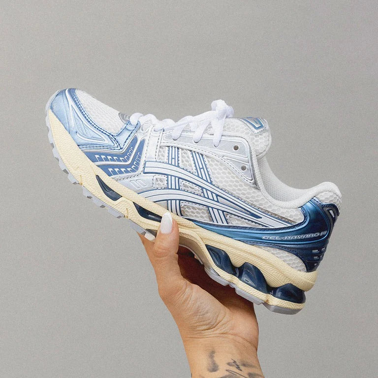Sneaker vastgehouden bij daglicht met zicht op materialen, structuur en reflecterende details – hoogwaardige afwerking en dynamische uitstraling