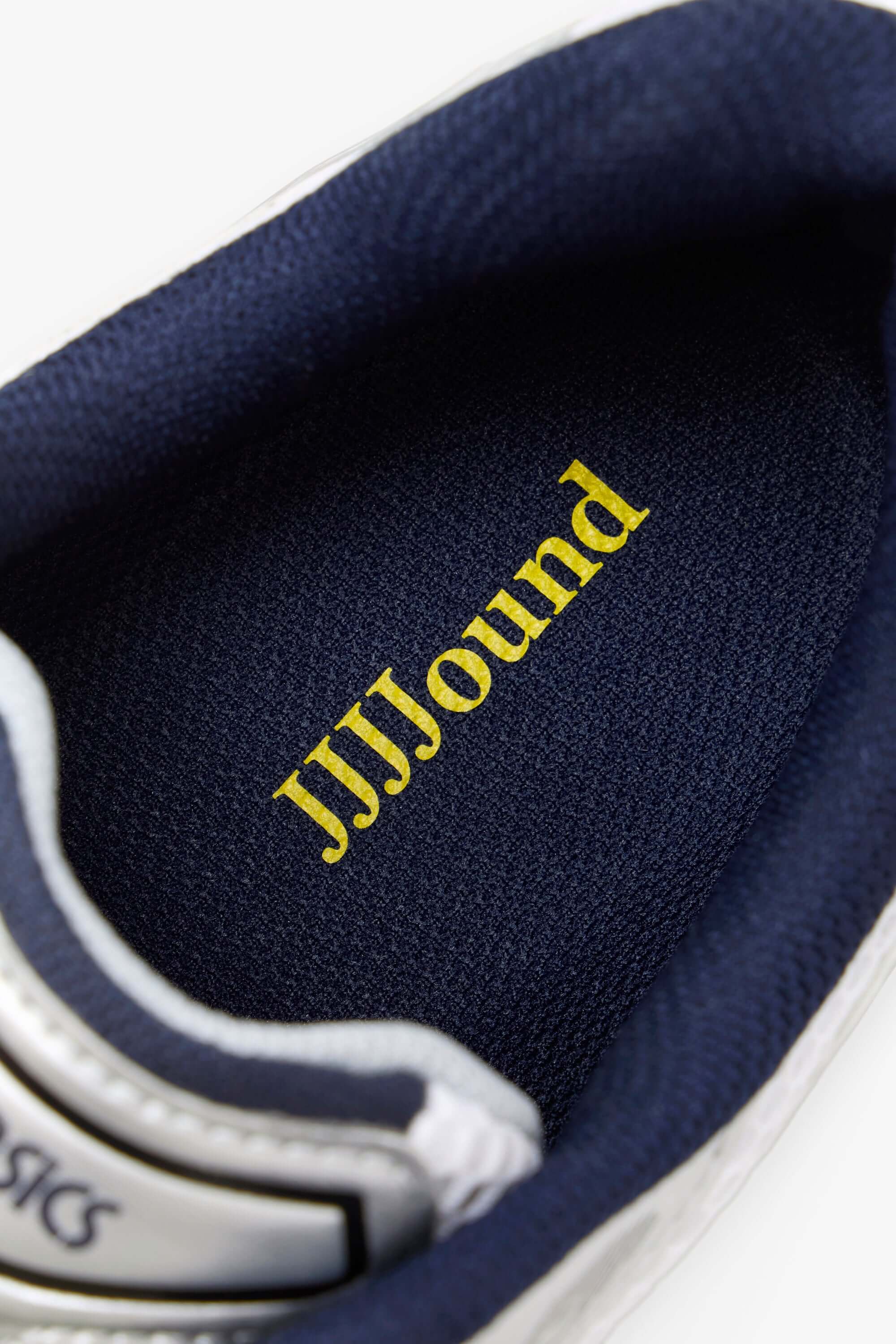 Sneaker gedragen met een cleane outfit – White Navy colorway biedt een subtiele, stijlvolle look met premium uitstraling