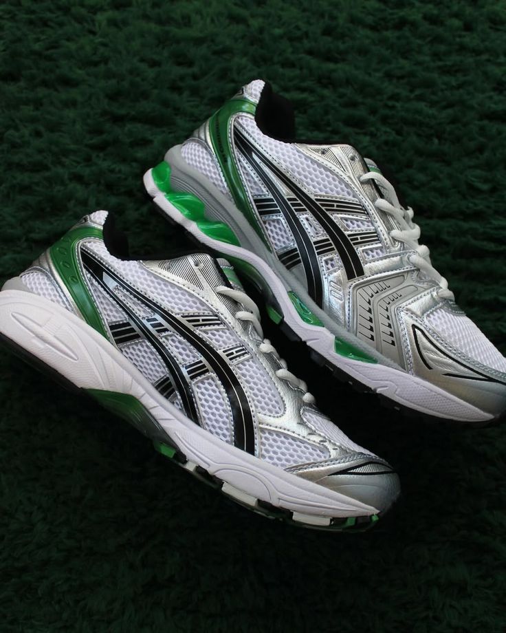 Sneaker in de hand met daglicht op de Malachite Green tinten – krachtige uitstraling met ASICS-logo in metallic finish