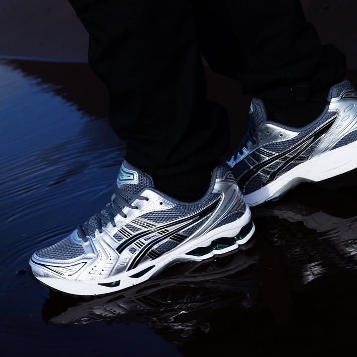 Bovenaanzicht van de sneaker met mesh structuur, grijze veters en groene details – krachtige retro look met moderne materialen