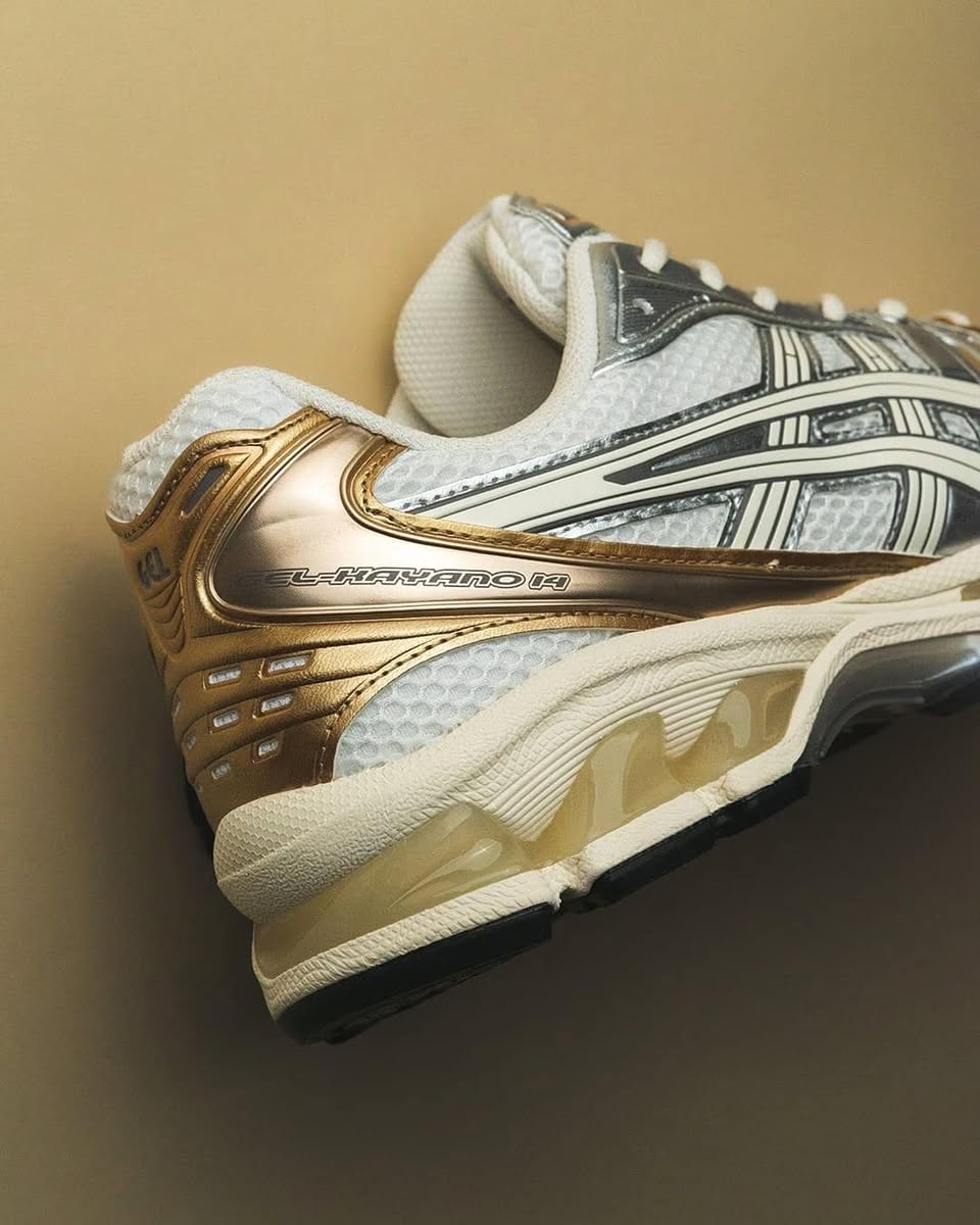 Close-up van de hiel met zichtbare GEL-technologie en metallic afwerking – comfort en prestaties komen samen in een iconisch ontwerp