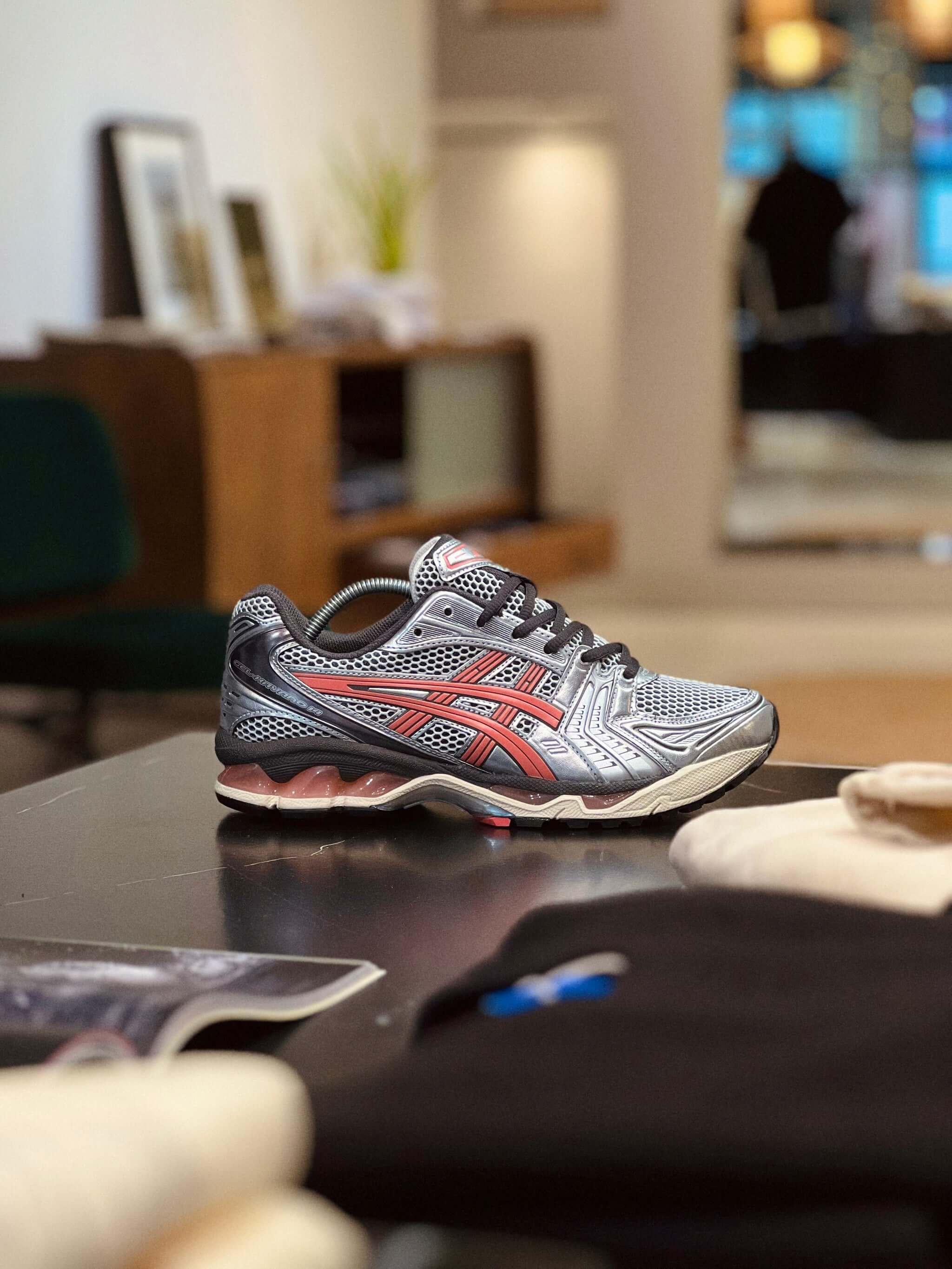 Bovenaanzicht van de sneaker in papaya-kleur met lichtgewicht mesh, reflecterende lijnen en sportieve vetersluiting
ASICS Gel Kayano 14 Papaya