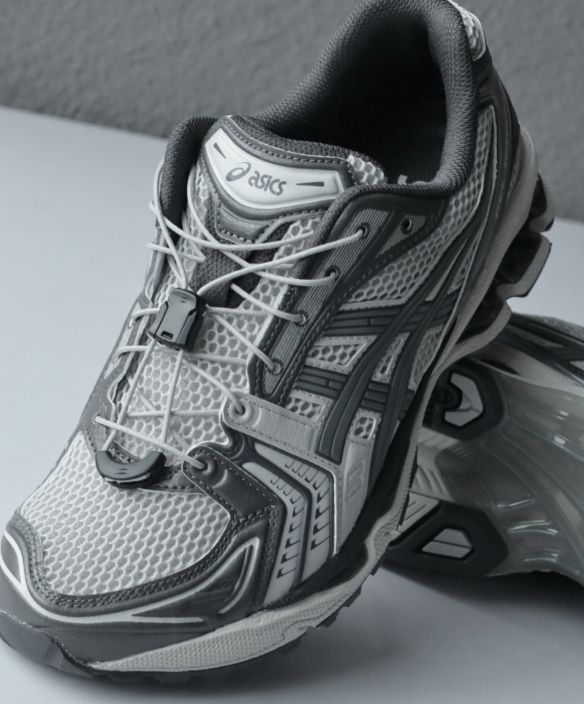 Bovenaanzicht van het model met ademend mesh, tonale veters en metallic details – clean look met technische structuur