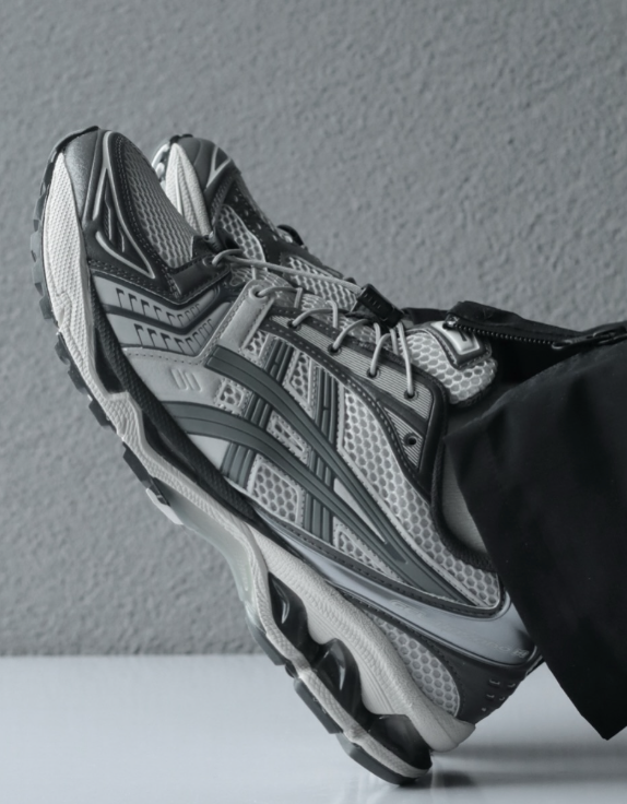 Close-up van de hiel met zichtbare GEL-demping en reflecterende ASICS-branding – stabiel en comfortabel