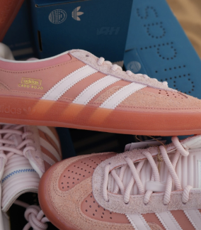 Sneaker gedragen in een casual outfit – lichtroze tinten zorgen voor een zachte, high-end streetwearlook