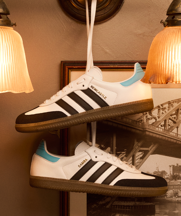Adidas Samba Newcastle United on-feet gestyled met tapered jeans, iconische gumzool en clubkleurige details
JQ4044
