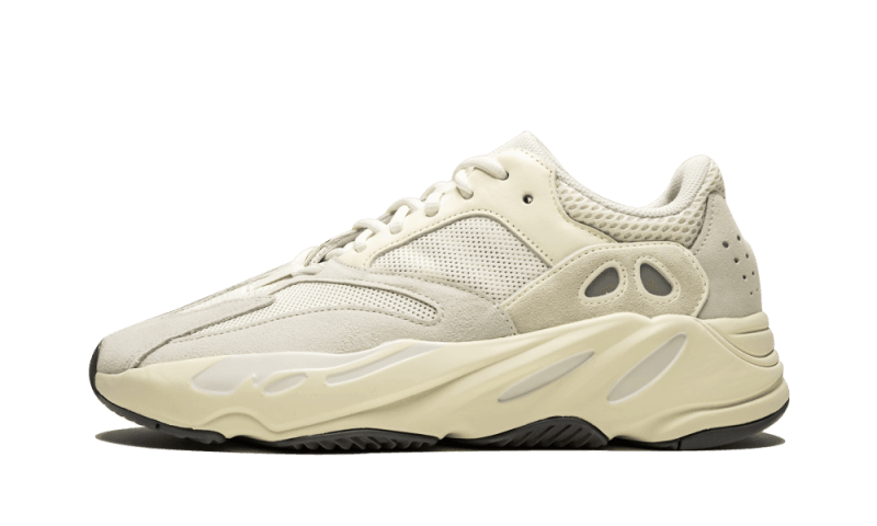 Studio zijaanzicht van de Adidas Yeezy 700 Analog EG7596 met off-white suède overlays, mesh panelen en retro hardloopzool
