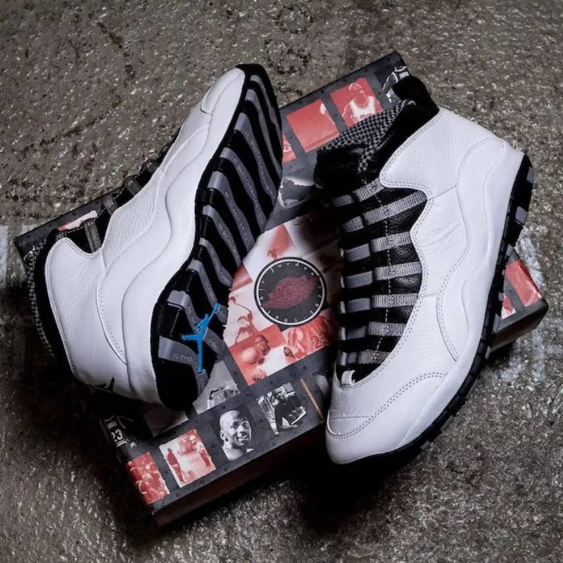 Close-up van de Air Jordan 10 Retro OG Steel met Jumpman-logo, stalen grijze mudguard en klassieke zool met carrièrehoogtepunten van Michael Jordan