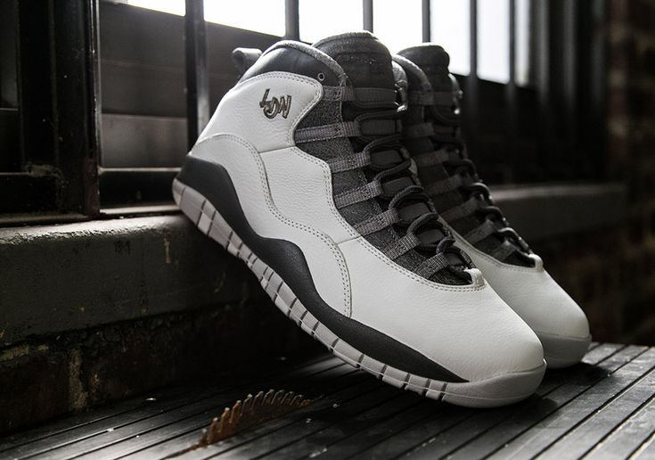 Air Jordan 10 Retro OG Steel on-feet gecombineerd met tapered denim voor een retro basketbal-look